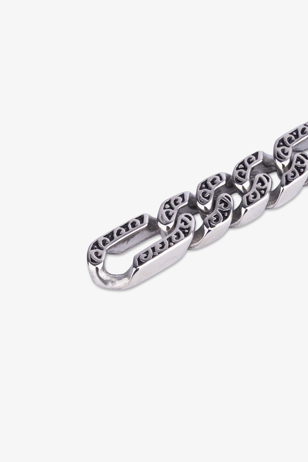 Gümüş renkli, detaylı desenli metal kolye zinciri