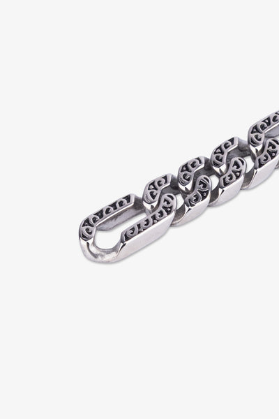 Gümüş renkli, detaylı desenli metal kolye zinciri