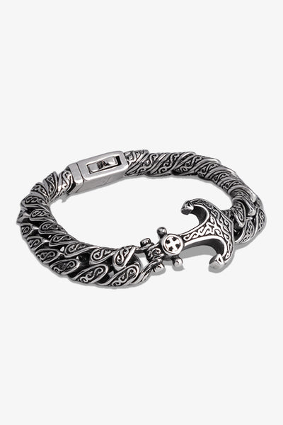 Gümüş renkli, detaylı desenli metal bileklik, kancalı kapanışlı
