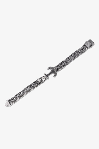 Gümüş renkli, detaylı desenli metal kolye