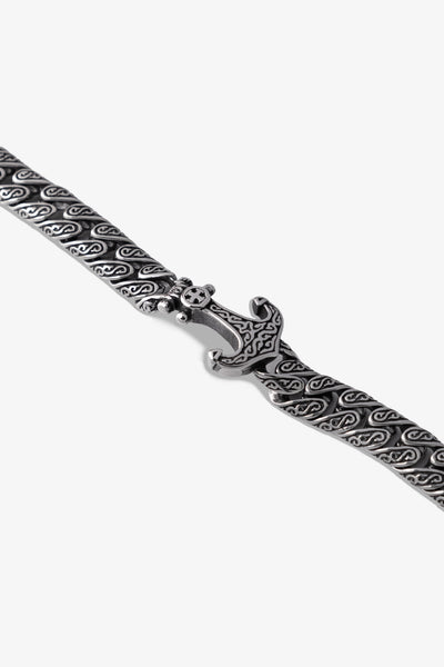 Gümüş renkli, detaylı desenli metal bileklik