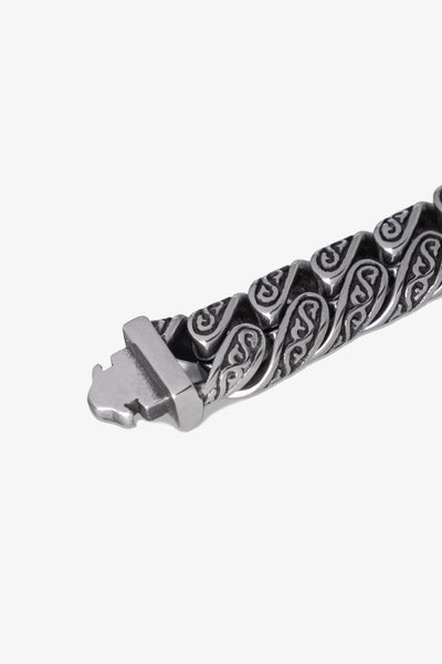 Gri tonlu, detaylı desenli metal bileklik