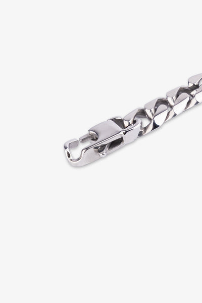 Gümüş renkli metal zincir kolye detayı