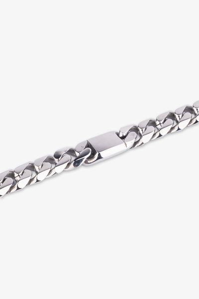 Gümüş renkli metal zincir kolye, parlak yüzeyli ve kalın halkalı tasarım