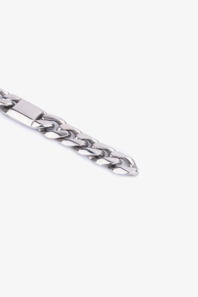 Gümüş renkli metal zincir kolye, parlak yüzeyli ve kalın halkalı tasarım