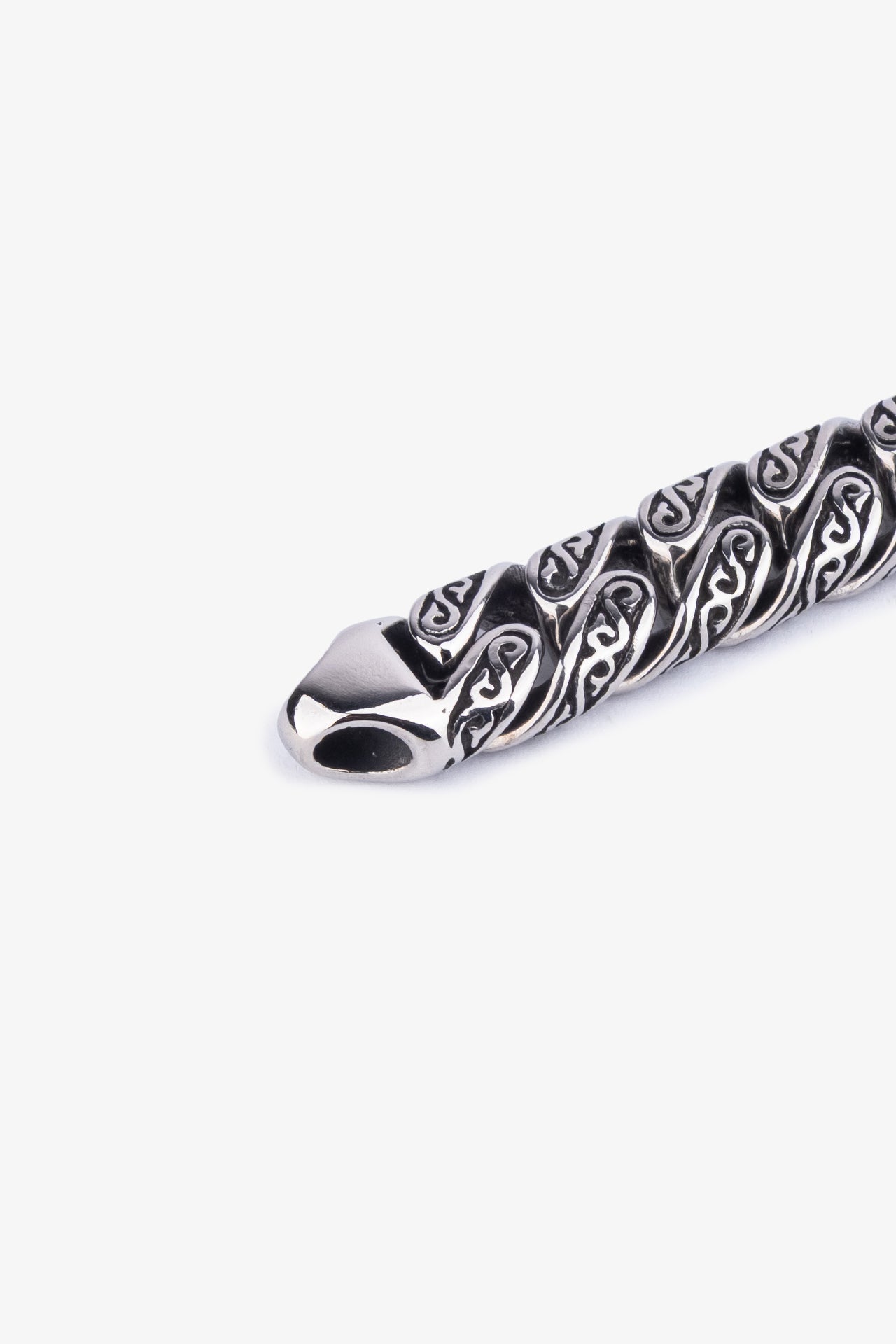 Gümüş renkli, detaylı desenli metal kolye zinciri