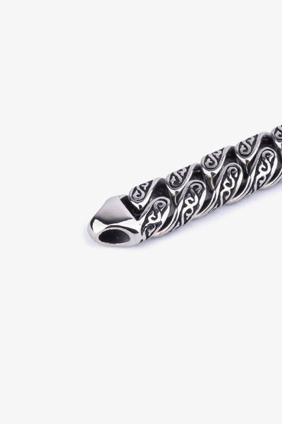 Gümüş renkli, detaylı desenli metal kolye zinciri