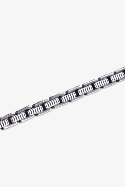 Gri metal zincirli erkek bileklik, detaylı yüzey tasarımıyla