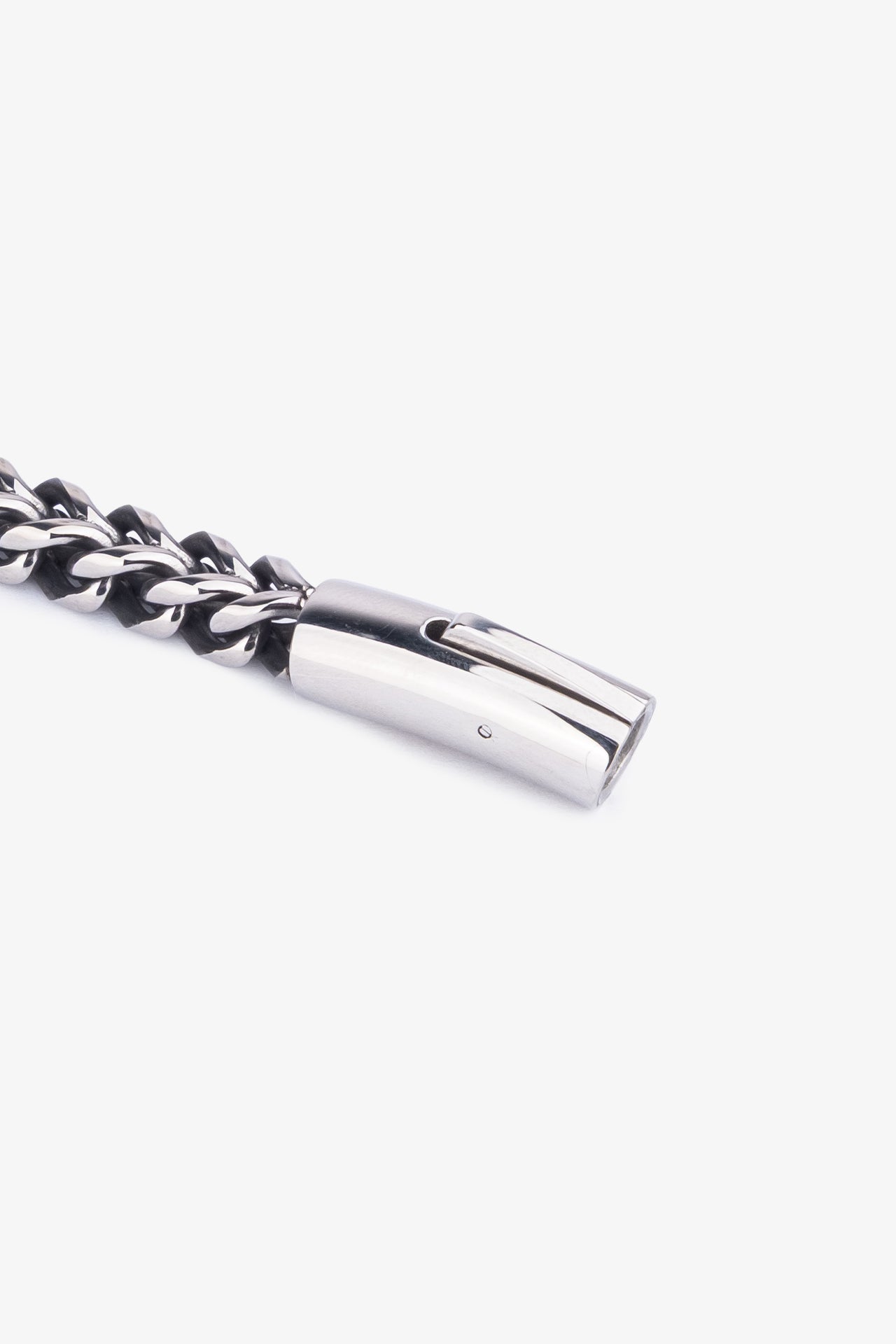 Gümüş renkli metal zincirli erkek bileklik, parlak yüzey ve kilit detayı