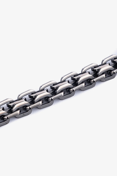 Siyah metal zincir kolye, kalın halkalarla modern erkek aksesuarı