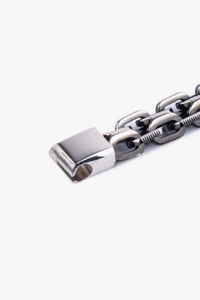 Gümüş renkli metal zincir detaylı deri kemer