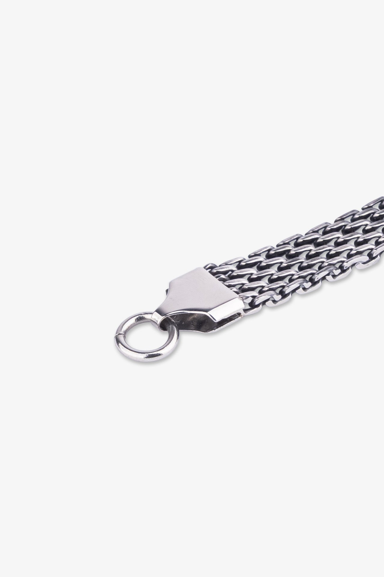 Gümüş renkli metal zincirli erkek bileklik, parlak yüzey ve kilit detayı