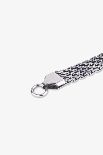 Gümüş renkli metal zincirli erkek bileklik, parlak yüzey ve kilit detayı