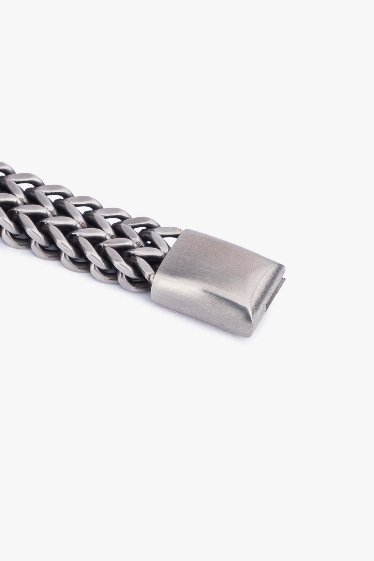 Gri metal zincirli bileklik, kare kapanışlı