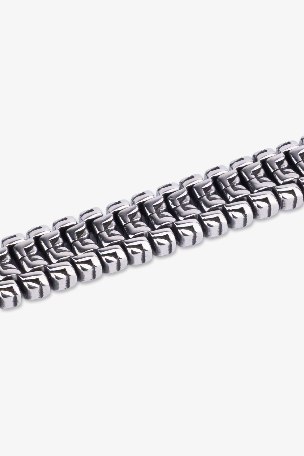 Gri metalik dokulu kolye, modern tasarım detayları ile