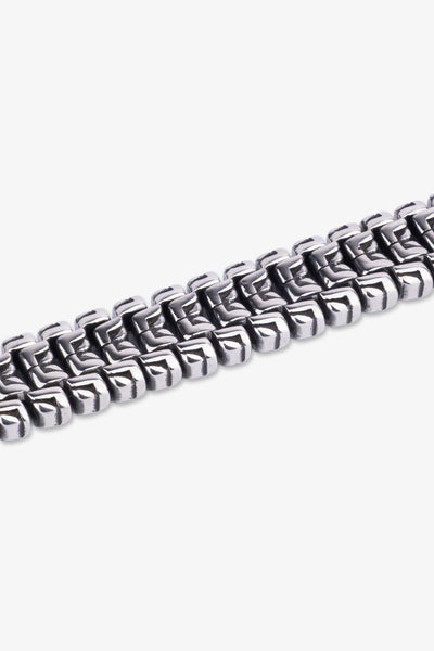 Gri metalik dokulu kolye, modern tasarım detayları ile