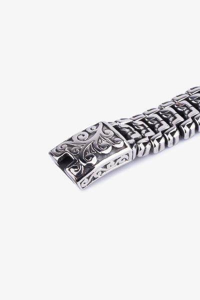 Gümüş rengi, süslü metal kemer, detaylı oyma desenli