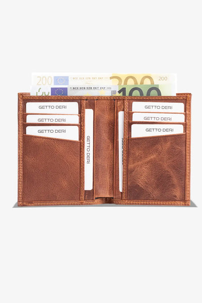 Kahverengi deri cüzdan, kart ve euro banknotları ile doldurulmuş