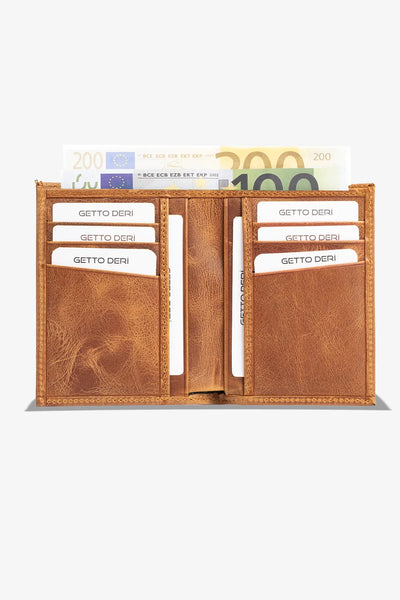 Kahverengi deri cüzdan, kart ve euro banknotları ile dolu