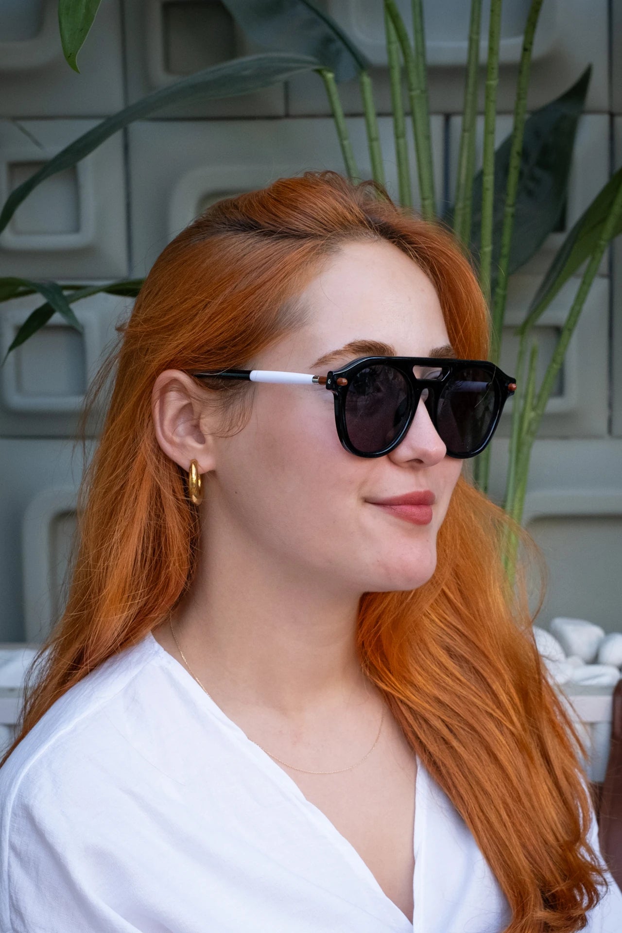Siyah kare güneş gözlüğü, beyaz kollu, moda stilinde