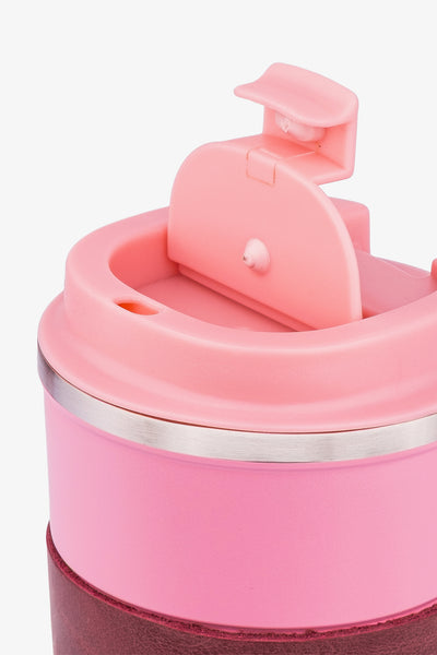 Pembe deri kaplı termos bardak, kapağı açık