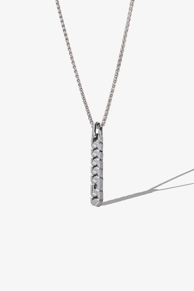 Gümüş renkli metal kolye, uzun zincir ve geometrik asma detayıyla modern tasarım