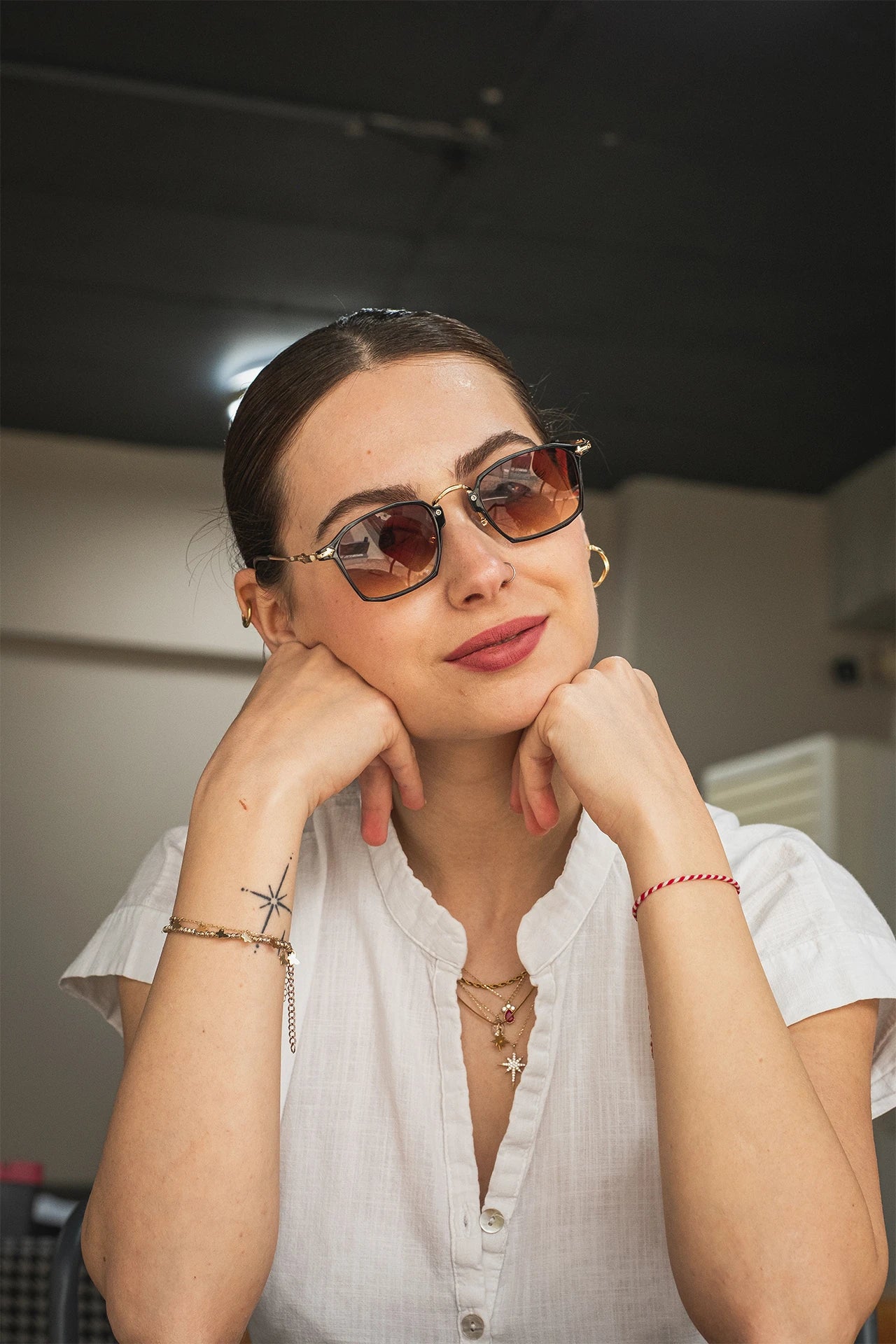 Kare çerçeveli, altın detaylı kahverengi lensli güneş gözlüğü