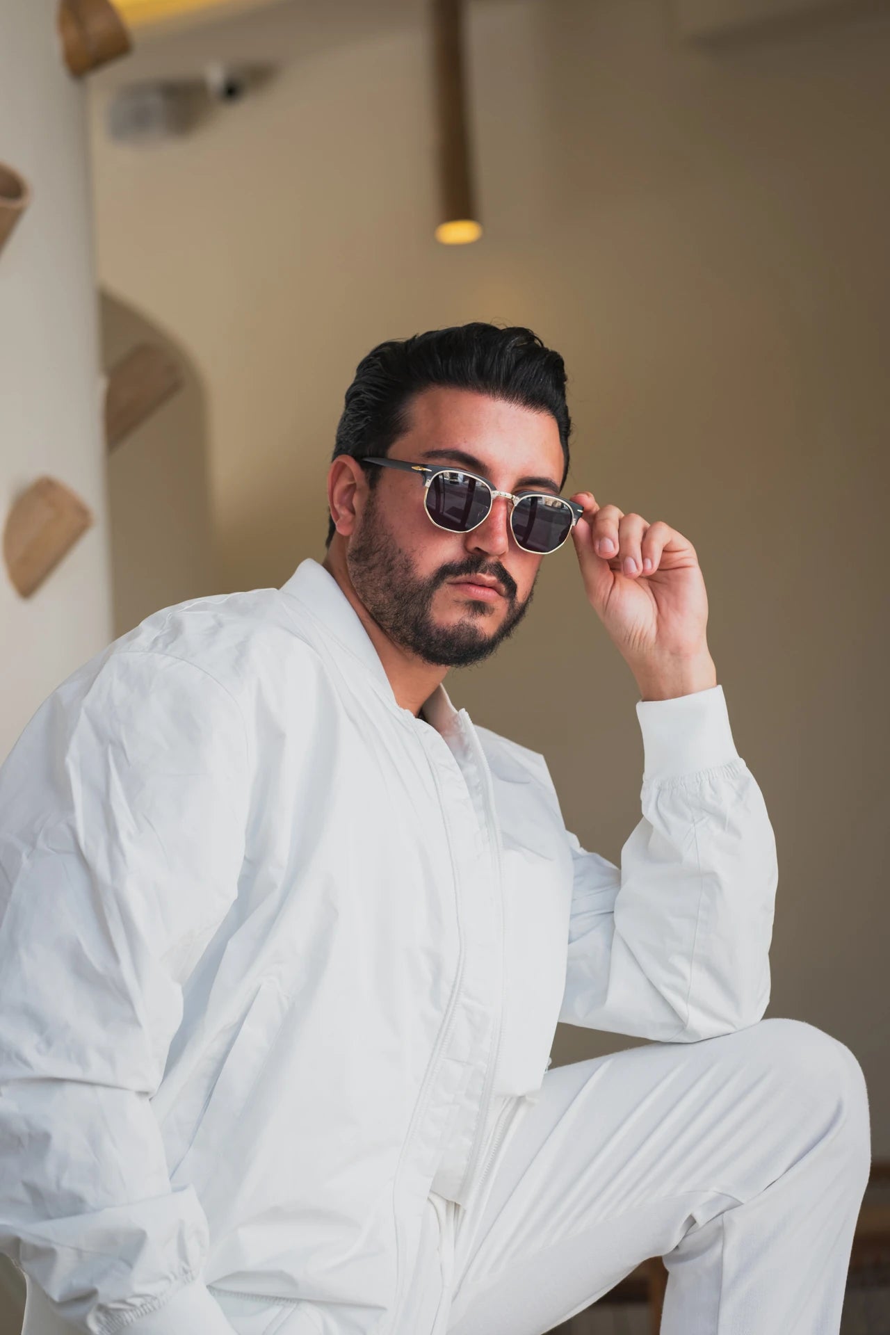 Beyaz metal çerçeveli güneş gözlüğü, koyu lenslerle stil ve koruma sunar.