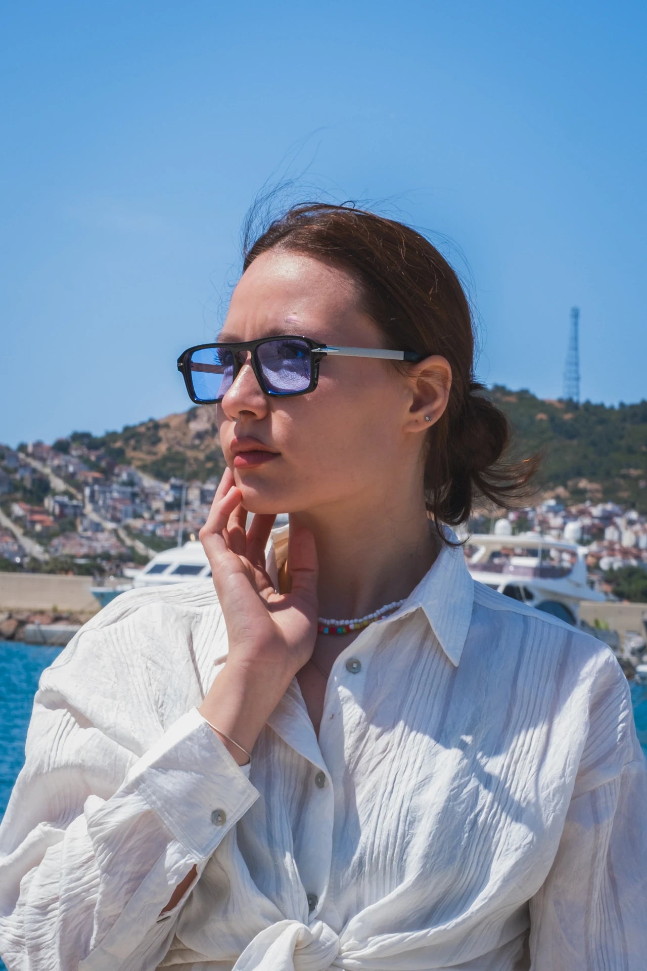 Siyah çerçeveli mavi lensli güneş gözlüğü, yazlık stil için ideal