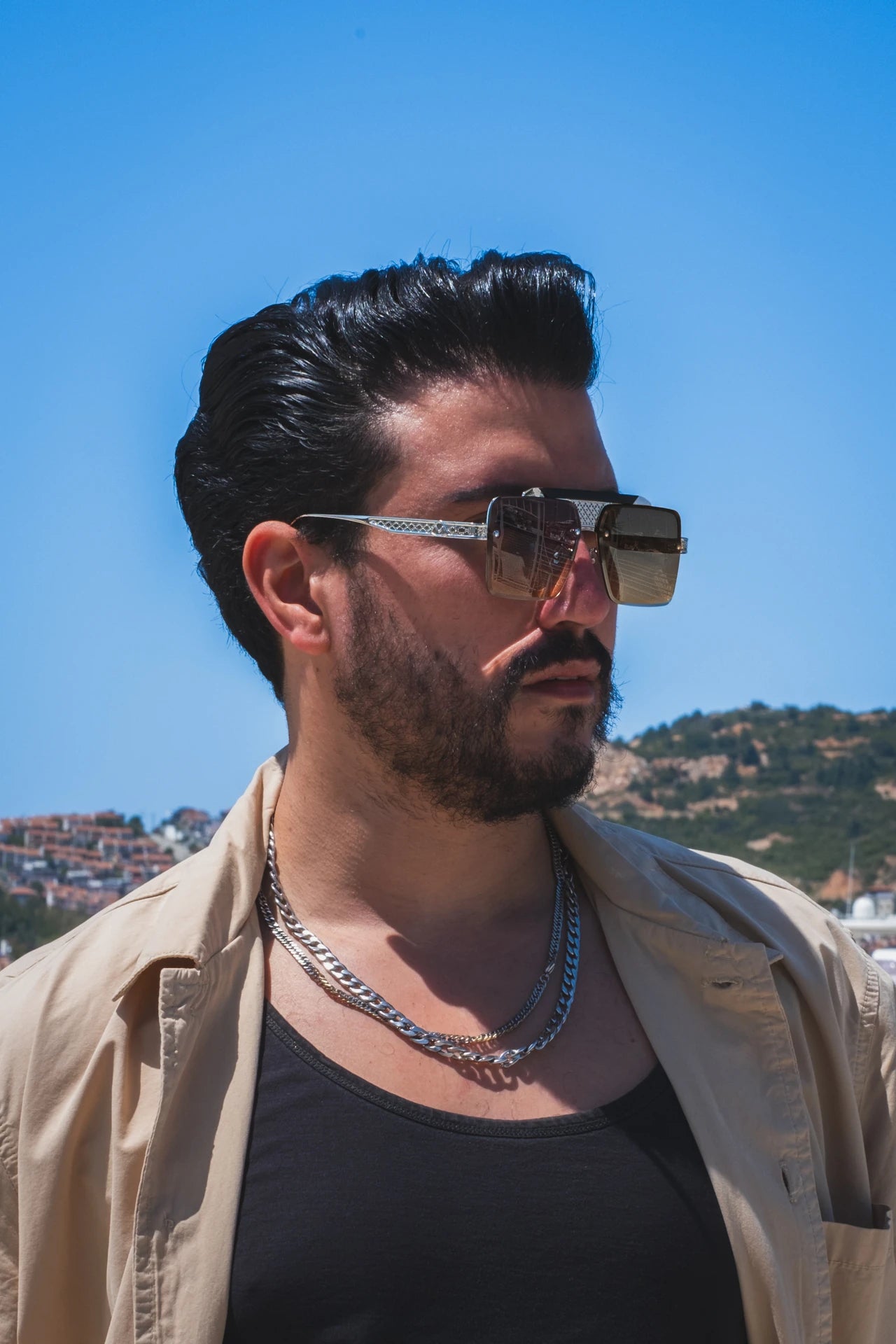 Kare koyu camlı, gümüş renkli metal çerçeveli güneş gözlüğü