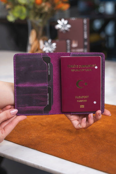 Mor deri pasaport kılıfı, kart bölmesi ve pasaport içeren