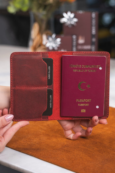 Kırmızı deri pasaport kılıfı, kartlık ve pasaport içeren seyahat aksesuarı