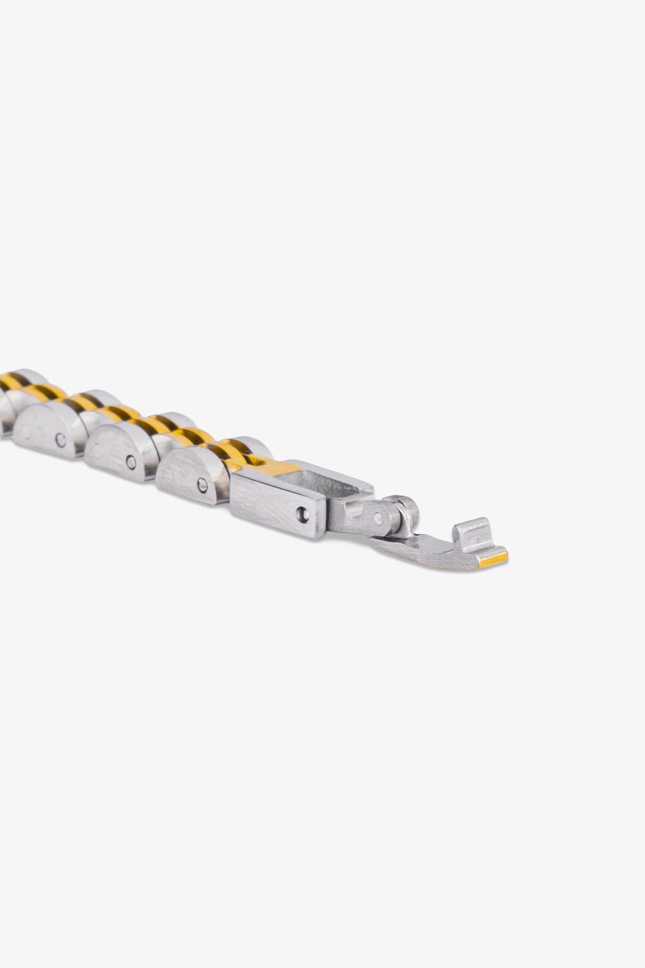 Gümüş ve altın renkli metal bileklik, modern tasarım detayları ile