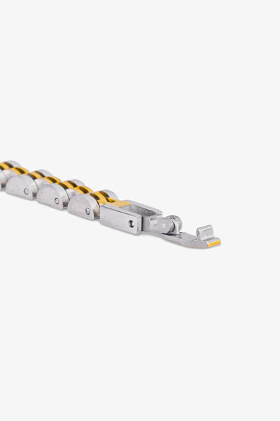 Gümüş ve altın renkli metal bileklik, modern tasarım detayları ile