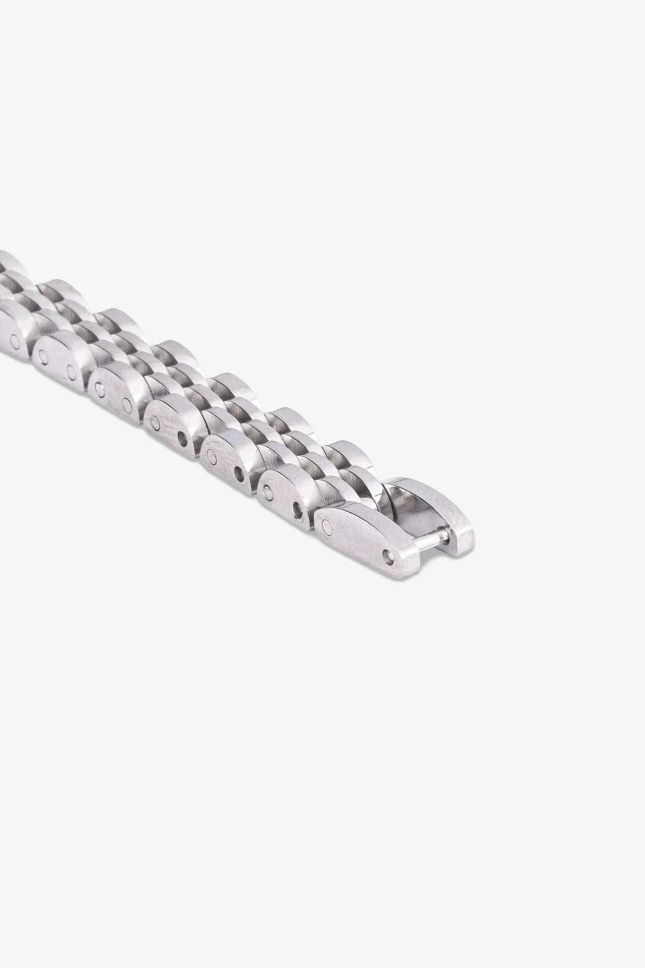 Gümüş renkli metal bileklik, zincir desenli ve parlak yüzeyli