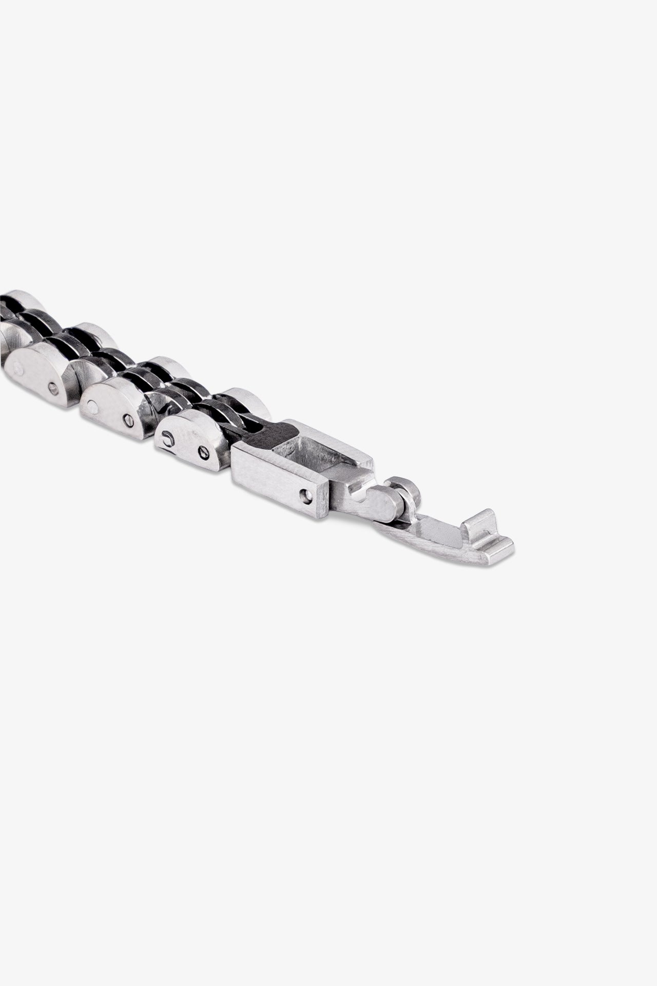 Gümüş renkli metal zincir kolye, detaylı bağlantılarla