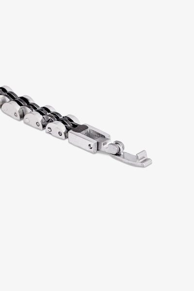 Gümüş renkli metal zincir kolye, detaylı bağlantılarla