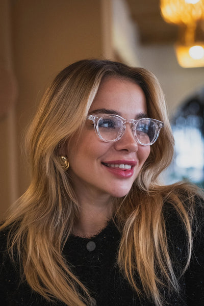 Şeffaf çerçeveli kadın gözlüğü, modern stil ve rahat tasarımla