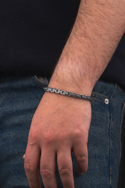 Gümüş renkli metal zincir bileklik erkek kolunda