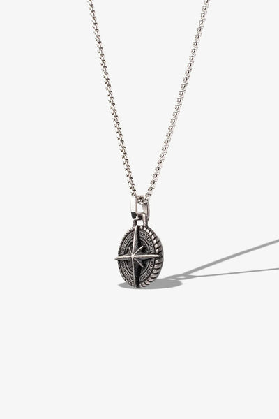 Gümüş renkli pusula desenli kolye, detaylı metal zincirle
