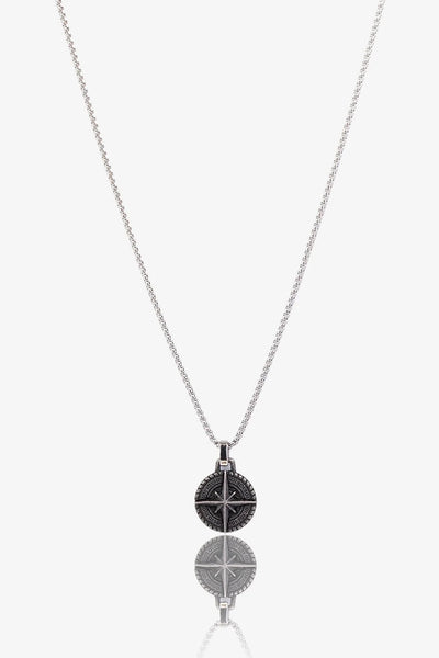 Gümüş renkli, pusula desenli metal kolye