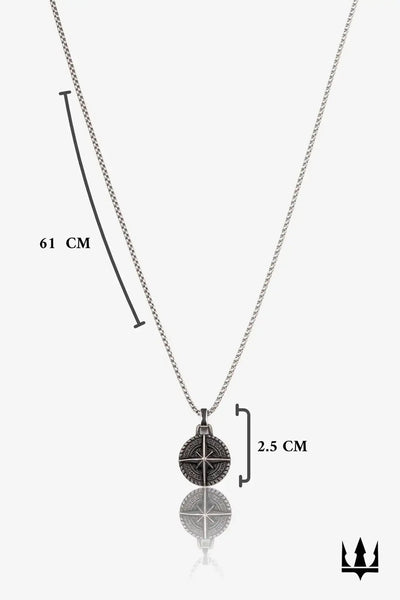 Gümüş rengi metal zincirli, 2.5 cm çapında pusula desenli kolye