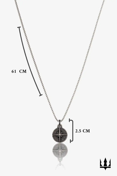 Gümüş renkli kompas desenli kolye, 61 cm zincir, 2.5 cm rozet