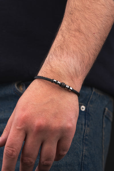 Siyah kablo bileklik, metal detaylı erkek aksesuarı