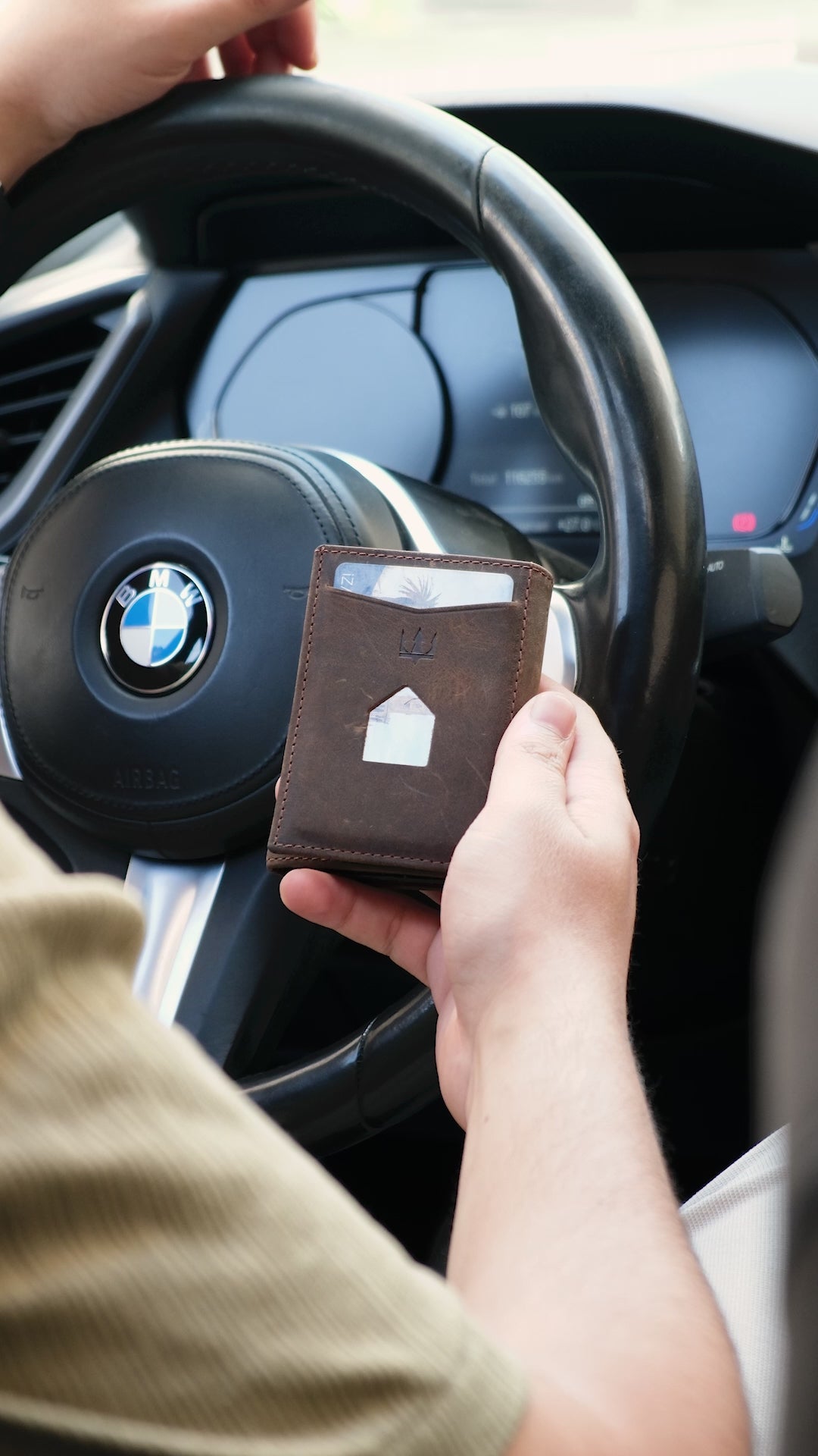 Videoyu yükle: Prag Mekanizmalı Hakiki Deri Cüzdan