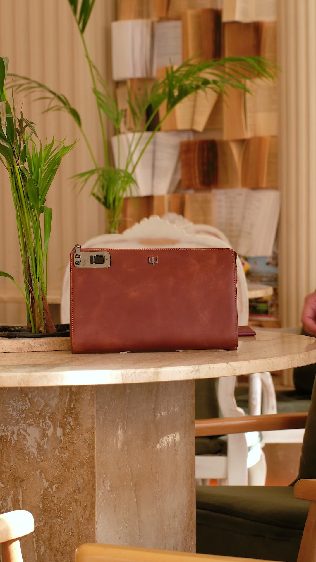 Videoyu yükle: Trace Parmak İzi Okuyucu Hakiki Deri El Çantası