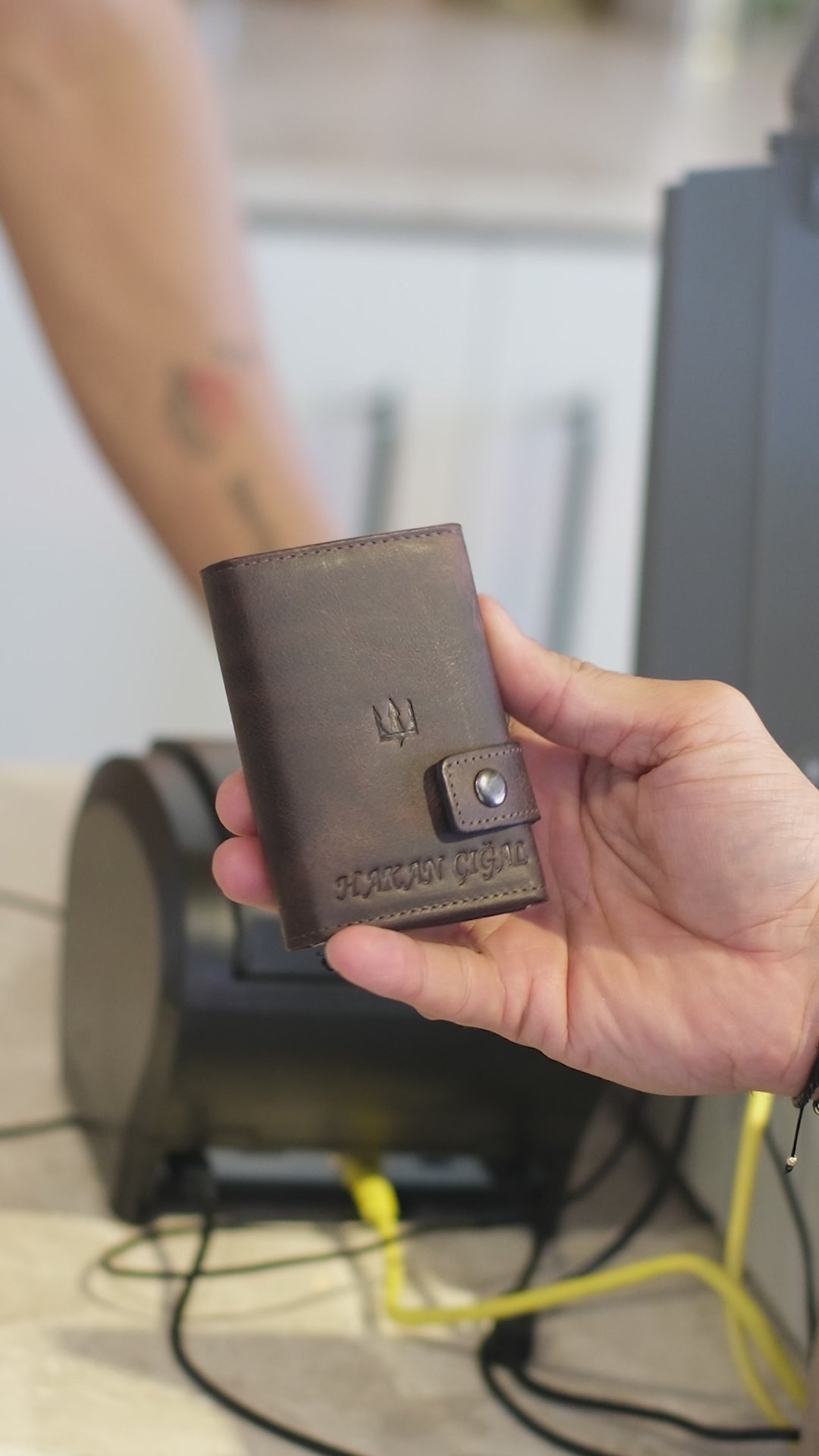 Videoyu yükle: Moon Mekanizmalı Hakiki Deri Minimal Cüzdan