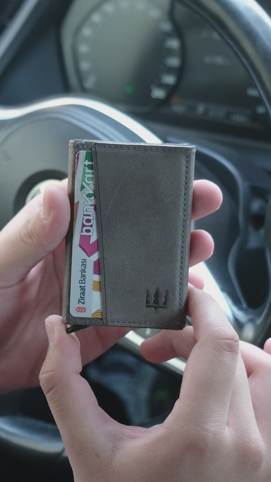 Videoyu yükle: Hype Click Mekanizmalı Hakiki Deri Kartlık