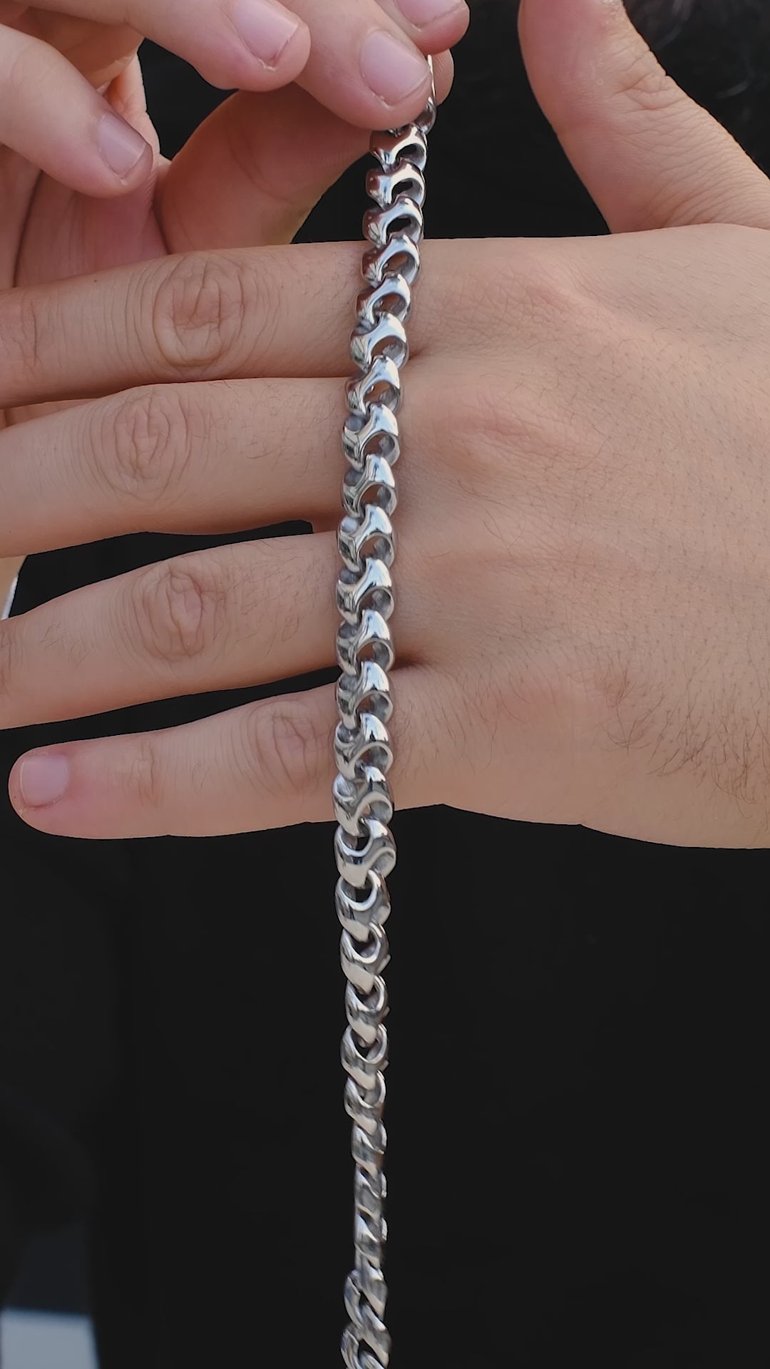 Videoyu yükle: Cowrie Premium Çelik Bileklik