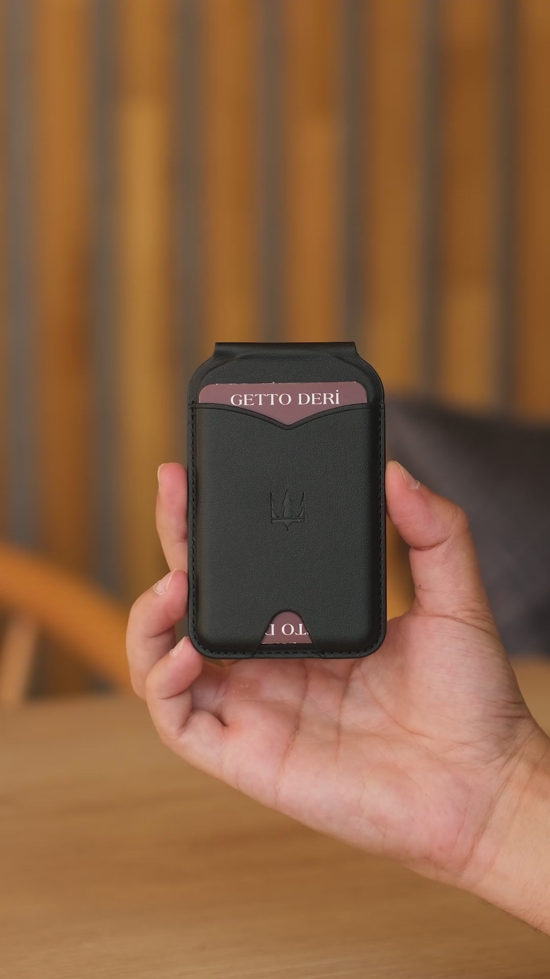 Videoyu yükle: MagFold Aynalı Katlanabilir Kartlık Ve Telefon Standı